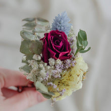 Charger l'image dans la galerie, Mini bouquet de fleurs séchées, rose bordeaux, bleu ciel et feuillage vert.
