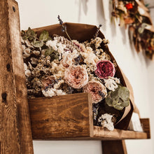 Charger l'image dans la galerie, Composition de fleurs séchées dans un coffret en bois, tons beige, rose et rouge.

