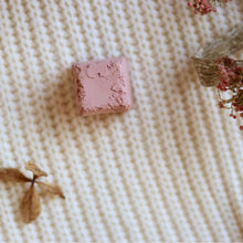 Load image into Gallery viewer, Masque solide en pain rose, détail de la surface
