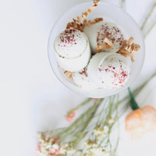 Load image into Gallery viewer, Boules de bain effervescentes blanches au bol, avec pétales et brins verts
