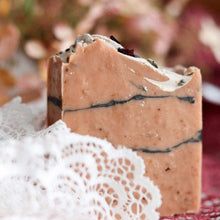 Load image into Gallery viewer, Savon exfoliant en pain, teinte beige, morceaux visibles et grains d’exfoliation
