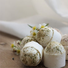 Load image into Gallery viewer, Lot de boules de bain effervescentes blanches à points verts, sur une surface beige
