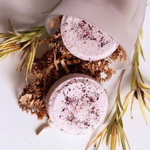 Load image into Gallery viewer, Deux galets de bain moussant ronds, parfum eucalyptus &amp; hibiscus, vue rapprochée
