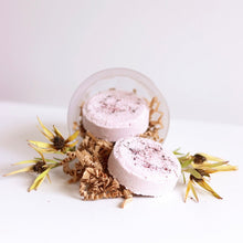 Load image into Gallery viewer, Galets de bain moussant ronds, parfum eucalyptus &amp; hibiscus, dans un bocal
