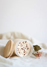 Charger l'image dans la galerie, Bougie parfumée en pot blanc avec couvercle en bois et cire à grains visibles
