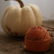 Load image into Gallery viewer, Boule de bain effervescente orange foncé près d’une fleur de déco en tissu
