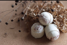 Charger l&#39;image dans la galerie, Boule de bain effervescente à l&#39;eucalyptus et aux pétales de rose
