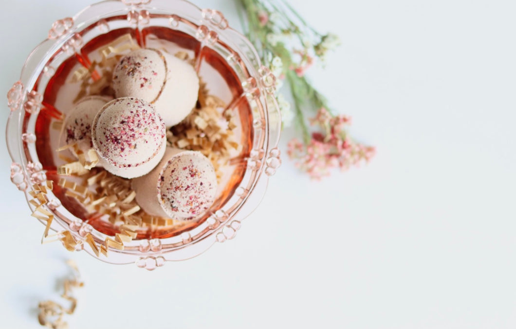 Boule de bain effervescente à l’eucalyptus citronné et aux pétales de rose