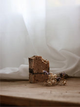 Charger l&#39;image dans la galerie, Savon exfoliant à la lavande, à l&#39;hibiscus et au beurre de karité
