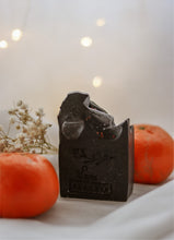Charger l&#39;image dans la galerie, Savon au charbon noir, au sapin baumier et à l&#39;orange douce
